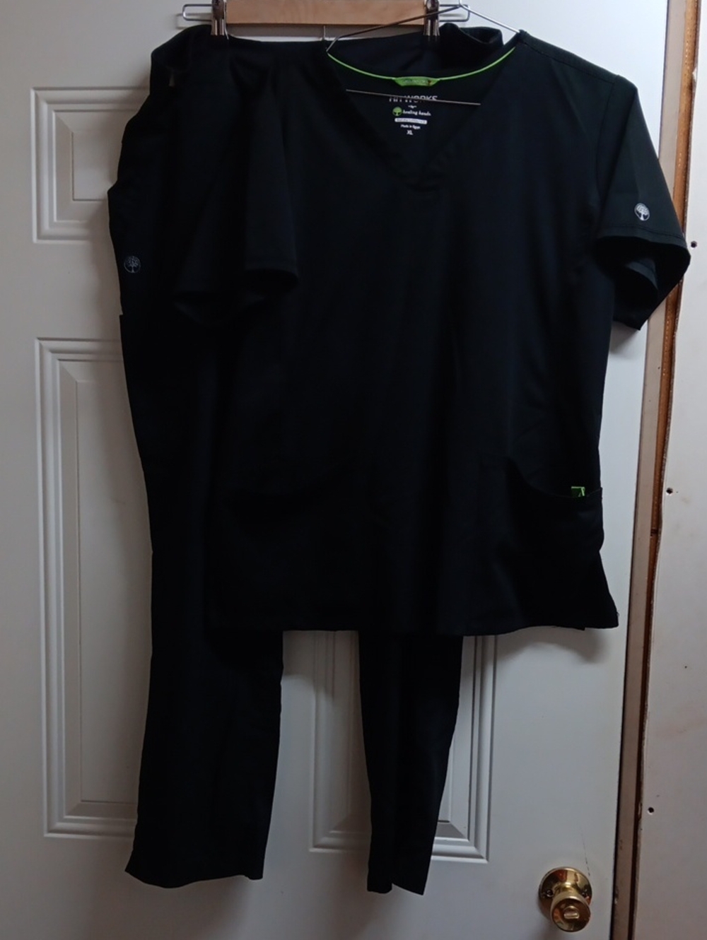 healing hands Black Short Sleeve V-Neck Scrub Top And Yoga Scrub Pants
